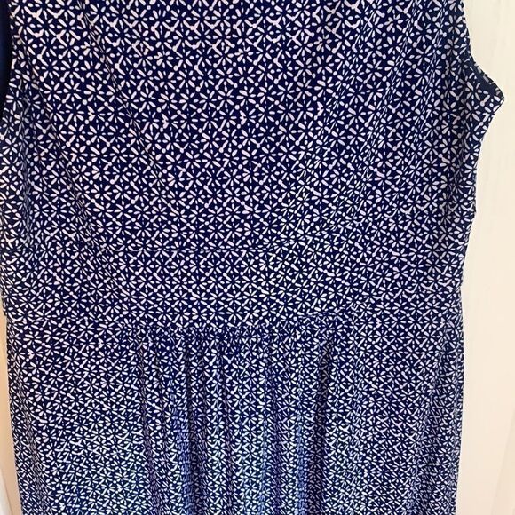Beautiful white and blue star pattern dress - Picture 4 of 5